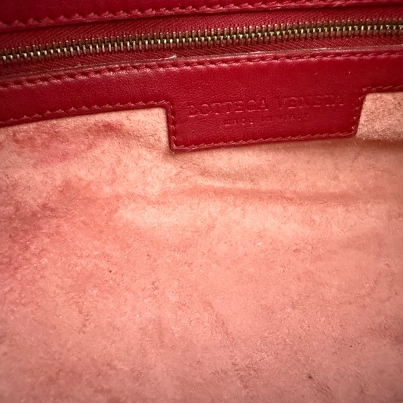 Bottega Veneta Intrecciato Montaigne Bag - Picture 8 of 8